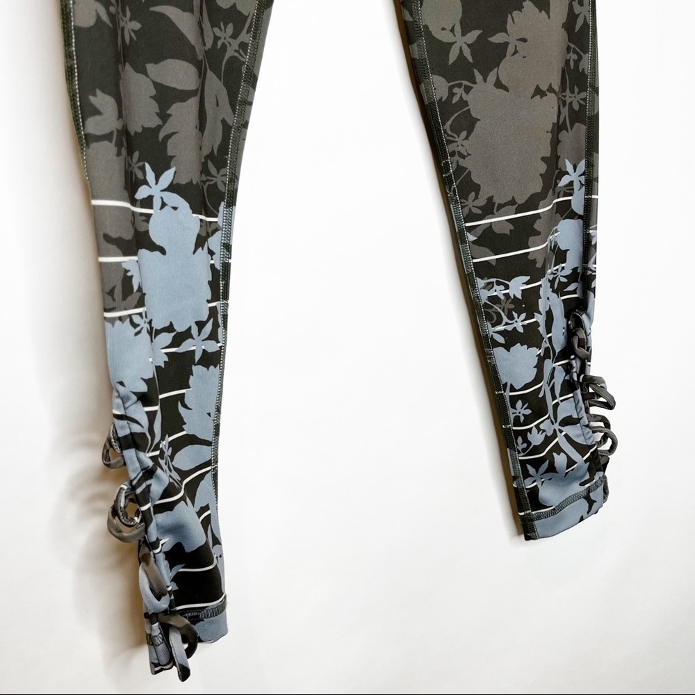 Pure + Good | Green Blue Floral Crop Leggings - Picture 6 of 7